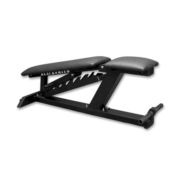 Banco declinado Blacksmith profesional para gimnasio, estructura reforzada y respaldo inclinado hacia abajo en vista isométrica.