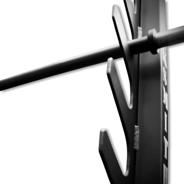 Detalle inferior de los soportes para barra del rack Classic – estructura robusta y segura para sentadillas y press.