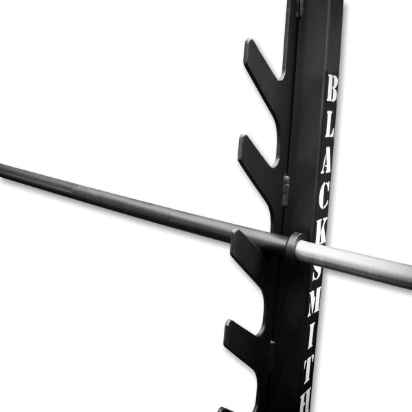Soportes de barra en vista frontal del rack Blacksmith Classic – ideal para trabajo de fuerza con seguridad total.