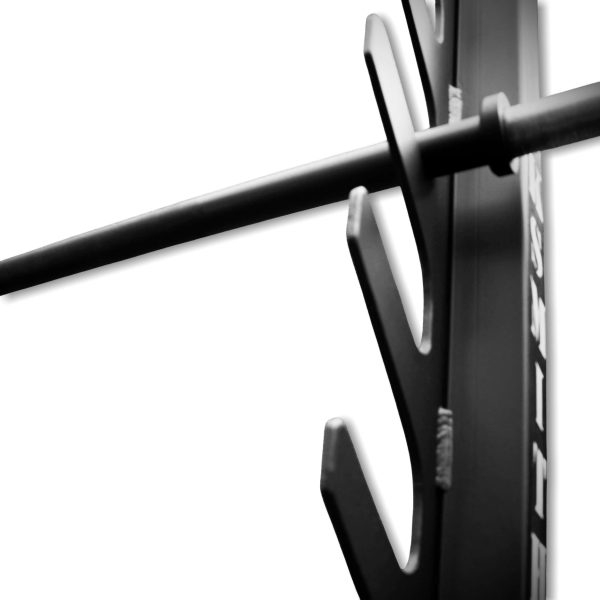 Detalle inferior de los pasadores del Rack Blacksmith Hard Mode en vista isométrica frontal, enfocando el sistema de soporte para barra desde abajo.