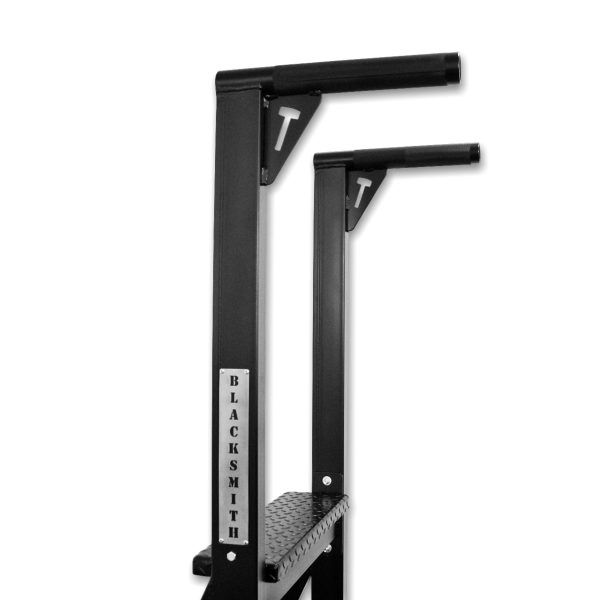 Detalle lateral de las paralelas Blacksmith Pro, con enfoque en los mangos ergonómicos y la robustez de su estructura.