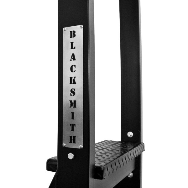 Acercamiento a la base de apoyo y placa con la marca Blacksmith, destacando estabilidad y acabados industriales.