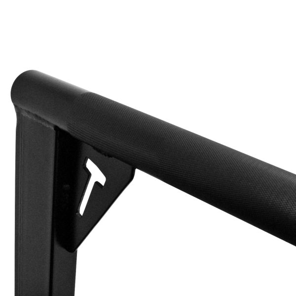 Vista superior del mango de la barra paralela, mostrando el moleteado industrial y la forma ergonómica en toda su extensión.