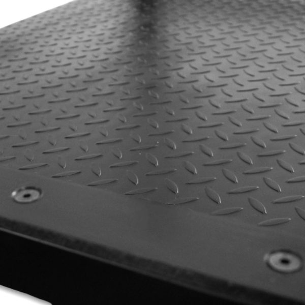 Primer plano del soporte de seguridad con protección de Ertalon y superficie antideslizante visible al fondo, en la Plataforma para peso muerto.